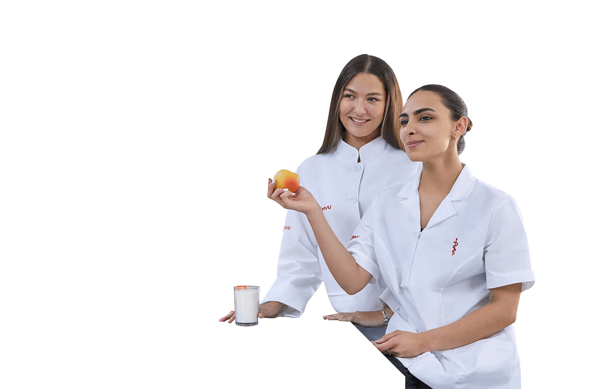 Dos estudiantes de la lic en Nutrición en el laboratorio de Técnicas Dietéticas UVM