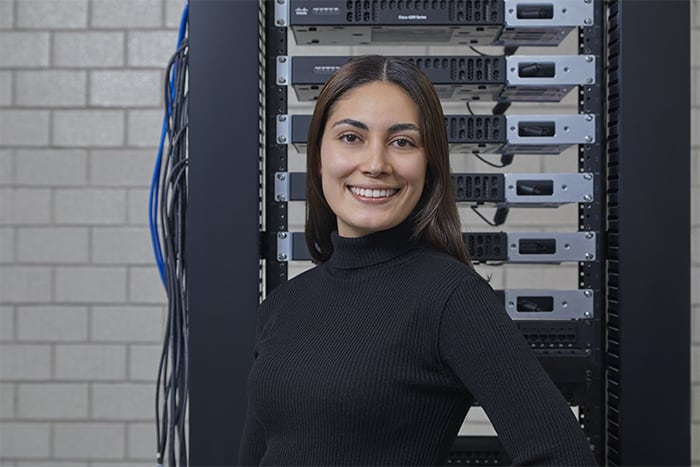Estudiante de la UVM participando en una clase práctica de Ingeniería en Sistemas Computacionales
