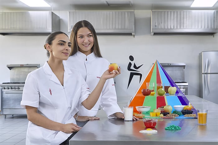 Alumnos cursando la carrera en nutrición en un entorno universitario.