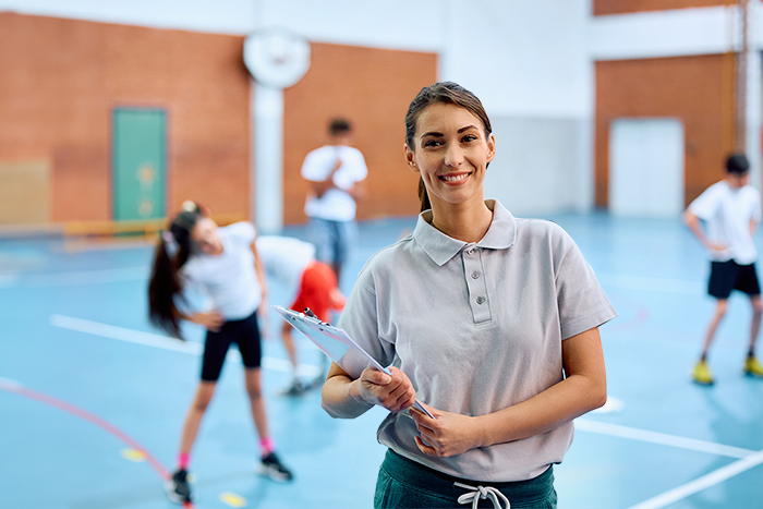 Mujer estudiando cultura física y deporte